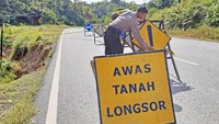 Tingginya curah hujan di kawasan perbatasan Entikong selama tiga hari terakhir menyebabkan tanah di tepian jalan lintas negara di daerah tersebut mengalami longsor dan aspal jalan mengalami retak. ANTARA FOTO/Agus Alfian.