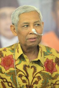 Luar Biasa! Hakim Agung Ini Tetap Bekerja Meski Hidung Masih Dililit Selang