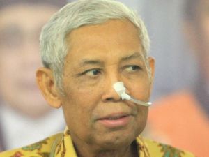 Luar Biasa! Hakim Agung Ini Tetap Bekerja Meski Hidung Masih Dililit Selang