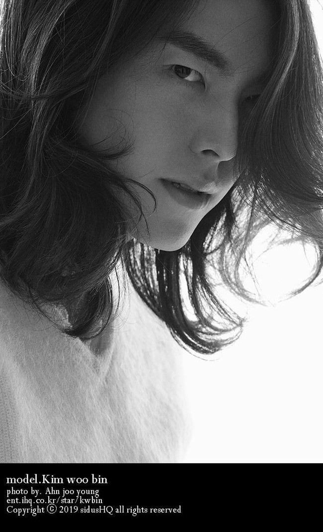 Kami melakukan pemotretan ini ketika rambut Kim Woo Bin sangat panjang dan mengabadikannya untuk para fans yang tidak bisa bertemu dengannya kala tu. Kami berencana merilisnya sebagai sebuah kado, kata perwakilan SidusHQ, seperti dikutip dari Soompi. Foto: Dok. SidusHQ