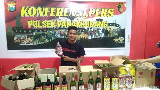 Polisi Sita Ratusan Botol Miras Ilegal di Makassar, 2 Pedagang Diciduk