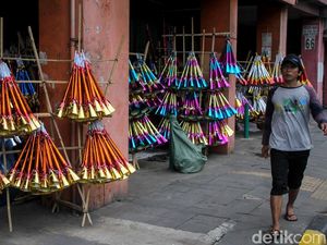 Pedagang Terompet Menjamur Menyambut Tahun Baru
