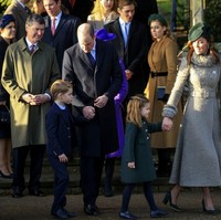 Misa Natal di Gereja St. Mary Magdalene, Sandringham, Inggris, Rabu (25/12/2019), dihadiri hampir semua anggota keluarga Kerajaan Inggris. Pangeran William datang bersama istrinya, Kate Middleton, beserta kedua anak mereka, Pangeran George dan Putri Charlotte. Sementara itu, Pangeran Louis yang baru berusia setahun ditinggal di rumah. Foto: AP