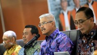 Ketua Mahkamah Agung (MA) Hatta Ali bersama pejabat struktural memberi pernyataan pers akhir tahun di gedung MA, Jakarta, Jumat (27/12/2019).
