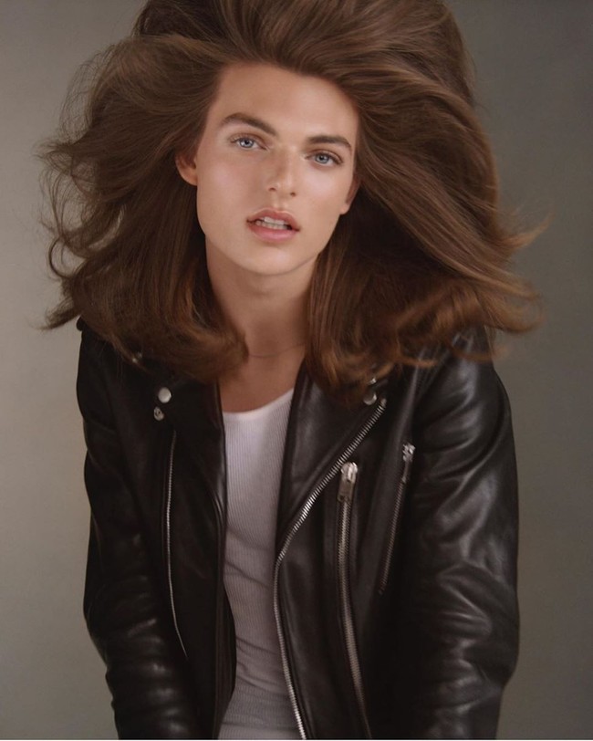 Damian kini mulai merambah dunia modelling. Tak jarang penampilan remaja 17 tahun itu meniru gaya ibunya. Seperti penampilannya di iklan kecantikan Pat McGrath. Dengan rambut yang dibuat bervolume, Damian tampil mirip dengan gaya Liz Hurley di masa lalu. Foto: dok. Instagram