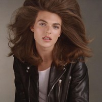 Damian kini mulai merambah dunia modelling. Tak jarang penampilan remaja 17 tahun itu meniru gaya ibunya. Seperti penampilannya di iklan kecantikan Pat McGrath. Dengan rambut yang dibuat bervolume, Damian tampil mirip dengan gaya Liz Hurley di masa lalu. Foto: dok. Instagram