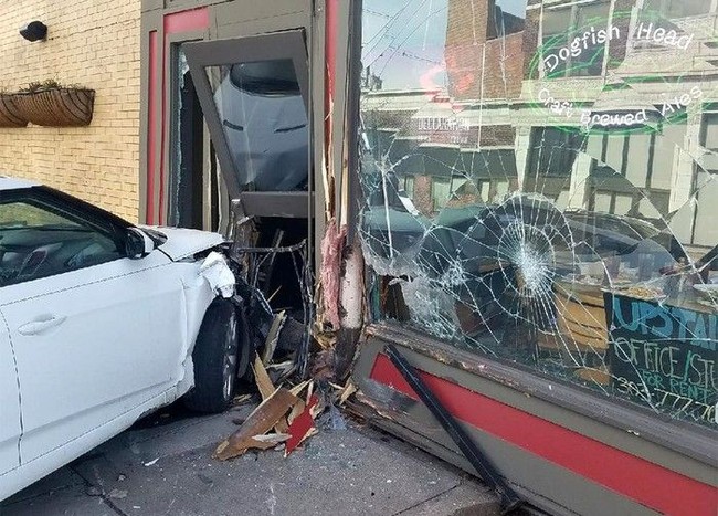 Tak Sabar Antre hingga Lapar, Mobil Masuk Restoran Ini Bikin Geleng Kepala Tak Sabar Antre hingga Lapar, Mobil Masuk Restoran Ini Bikin Geleng Kepala