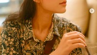 Pemilik lesung pipi ini sepertinya juga doyan minum es kopi. Ia pun terlihat keren berpose dengan kemeja dan topi. Foto: Instagram laniafira