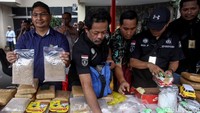 Sejumlah barang bukti narkoba diperlihatkan oleh polisi dalam rilis tersebut. Sejumlah barang bukti narkoba diperlihatkan oleh polisi dalam rilis tersebut.