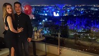  Dimas menyatakan perasaannya ini ketika sedang liburan di Singapura bersama Sheila. Keduanya juga membalut suasana romantis ini sambil menikmati makanan dan minuman di gedung bertingkat. Foto: instagram @itssheilamj