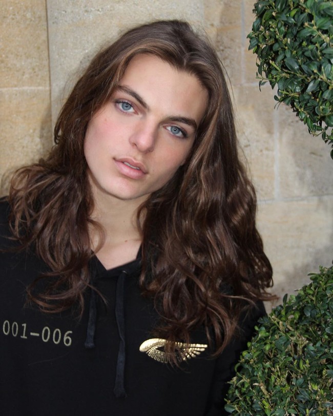 Untuk remaja laki-laki, fitur wajah Damian bisa dibilang cantik. Ia pun punya gaya androgini, yakni memiliki gaya feminin sekaligus maskulin. Foto: dok. Instagram