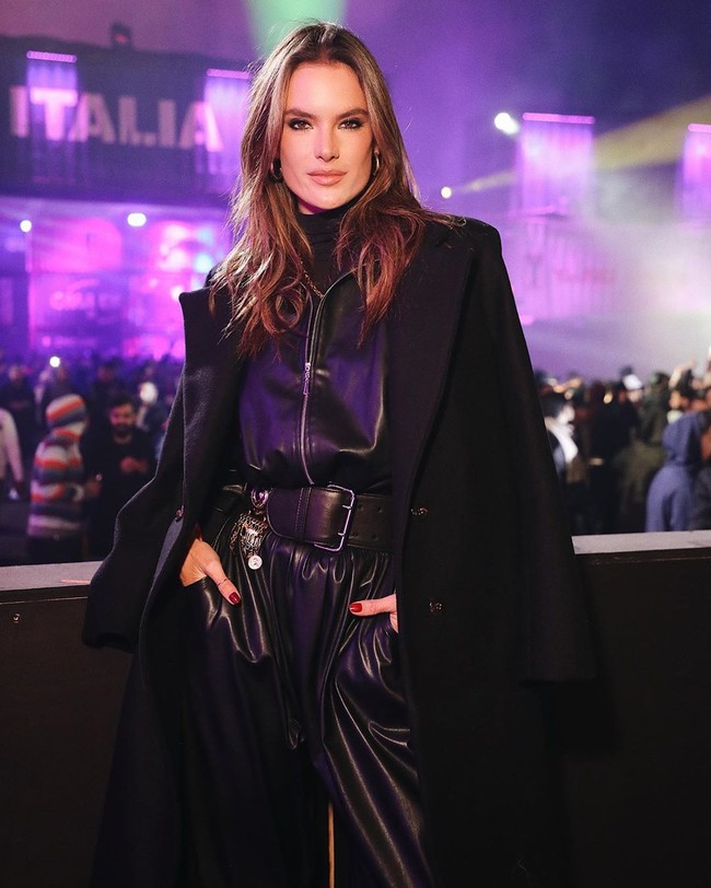 Hal ini disoroti oleh akun Instagram Diet Prada yang mengritik sejumlah model dan influencer Alessandra Ambrosio, Romee Strijd, Lorena Rae, Elsa Hosk, dan lain-lain karena menghadirinya. Begini gaya Alessandra Ambrosio yang tampak menikmati festival mengenakan jumpsuit kulit dan jubah serba hitam di Festival musik MDL Beast. Foto: Instagram