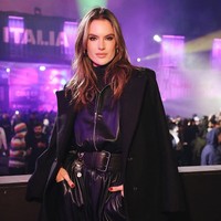 Hal ini disoroti oleh akun Instagram Diet Prada yang mengritik sejumlah model dan influencer Alessandra Ambrosio, Romee Strijd, Lorena Rae, Elsa Hosk, dan lain-lain karena menghadirinya. Begini gaya Alessandra Ambrosio yang tampak menikmati festival mengenakan jumpsuit kulit dan jubah serba hitam di Festival musik MDL Beast. Foto: Instagram