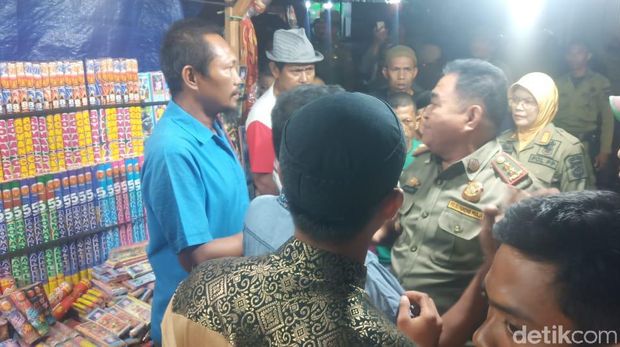 Satpol PP Nyaris Ricuh Dengan Pedagang Kembang Api.