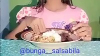 Lihat momen Bunga Salsabila saat makan ini. Ia mengatakan bahwa makan tidak perlu yang mewah-mewah, tetapi apa adanya. Foto: Instagram @bunga_salsabila