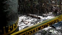 Pantauan detikcom, Jumat (27/12/2019) siang di sekitar septic tank yang berlokasi di belakang rumah Waluyo masih terpasang garis polisi.