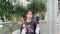Berpose dengan setusuk camilan khas Korea yaitu corndog dan kopi, IU yang sukses membintagi drama Hotel de Luna ini menampilkan pose yang imut. Foto: Instagram @dlwlrma