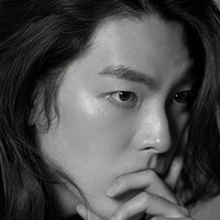 Kim Woo Bin tampil memukau dalam pemotretan hitam-putih, dua tahun setelah hiatus dari dunia akting akibat kanker nasofaring yang dideritanya. Foto: Dok. SidusHQ
