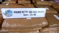 Dalam rilis tersebut polisi juga menampilkan barang bukti ganja dengan total berat mencapai 1 ton yang diamankan dari setiap polres dan wilayah hukum Polda Metro Jaya. Dalam rilis tersebut polisi juga menampilkan barang bukti ganja dengan total berat mencapai 1 ton yang diamankan dari setiap polres dan wilayah hukum Polda Metro Jaya.