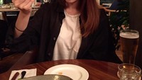 Pernah terkenal dengan lagu Roly-Poly yang dibawakan oleh grupnya T-ARA, begini momen kulineran Park Jiyeon saat menyantap tteokbokki dan segelas bir. Foto: Instagram @jiyeon2__