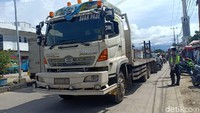 Penemuan benda itu membuat satu lajur Trans Sulawesi ditutup dan menyebabkan kemacetan.