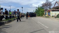 Sementara itu, Kapolres Barru AKBP Willy Abdillah belum bisa memastikan apakah ini bom atau bukan. Pihaknya masih menunggu Tim Gegana Polda Sulsel tiba di tempat kejadian perkara (TKP).