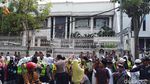 Potret Massa Bela Uighur Kepung Konjen China di Surabaya