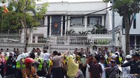 Sepanjang jalannya Aksi ini mendapat penjagaan ketat dari aparat kepolisian.