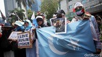. Selain membawa poster dan spanduk berisi dukungan bagi muslim Uighur, para peserta aksi juga nampak membawa bendera Turkestan Timur yang umumnya digunakan oleh separatis Uighur di Xinjiang.
