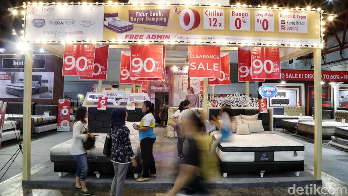 Diskon akhir tahun. (Foto: Pradita Utama) Diskon akhir tahun. (Foto: Pradita Utama)