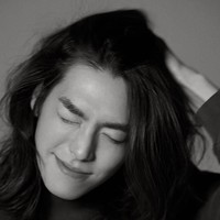 Serangkaian foto menampilkan sosok Kim Woo Bin yang kini berambut gondrong sebahu. Penampilan barunya ini membuat aktor 30 tahun itu terlihat makin tampan. Foto: Dok. SidusHQ