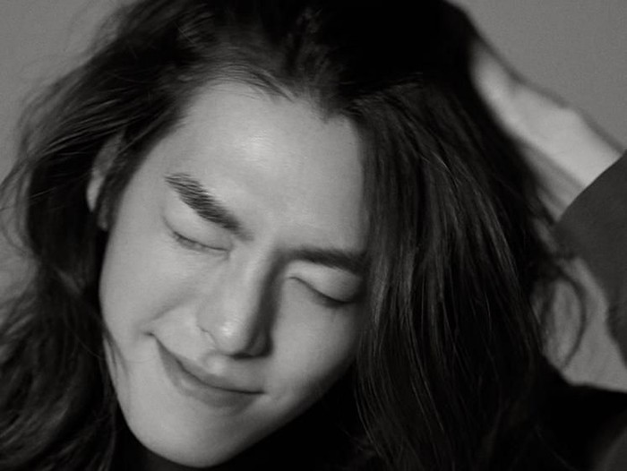 potret hitam-putih Kim Woo Bin