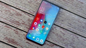 Layarnya berukuran 6,4 inch Full HD+. Foto: Sina Mobile