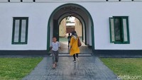 Terlihat pintu masuk utama ke bangunan cagar budaya ini membentuk setengah lingkaran. Di lorong bangunan itu terdapat pos penjagaan di posisi sebelah kanan dari lorong tersebut.
