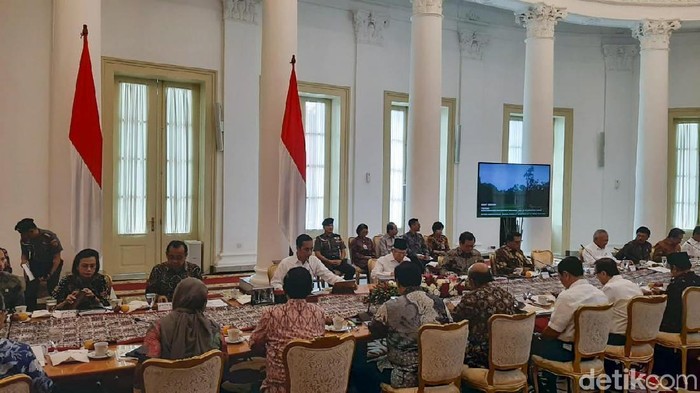 Jokowi saat ratas di Istana Bogor