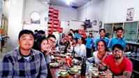 Sheila yang kini juga berprofesi sebagai DJ ini memang kerap hang out sambil makan bersama teman-temannya. Bukan hanya di restoran mewah, di warung sederhana pun Sheila bisa lahap makan. Foto: instagram @itssheilamj