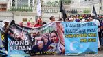 Potret Massa Bela Uighur Kepung Konjen China di Surabaya