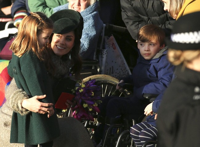 Menurut Kate Middleton, Putri Charlotte sangat menyukai kegiatan gimnastik. “Charlotte sangat suka gimnastik, dia suka senam lantai, dan handstand. Itu adalah kemampuan dasar untuk seimbang dan koordinasi,” ucap Kate Middleton, seperti dikutip dari Hello. Foto: AP