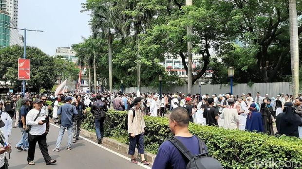 Massa yang berdatangan ke Kedubes China