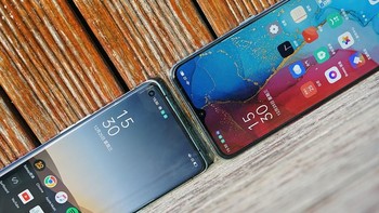 Selain chipset, perbedaan terletak kamera bagian depan. Reno3 masih mengusung notch tetesan air, sedangkan Reno3 Pro mengusung punch hole. Foto: Sina Mobile