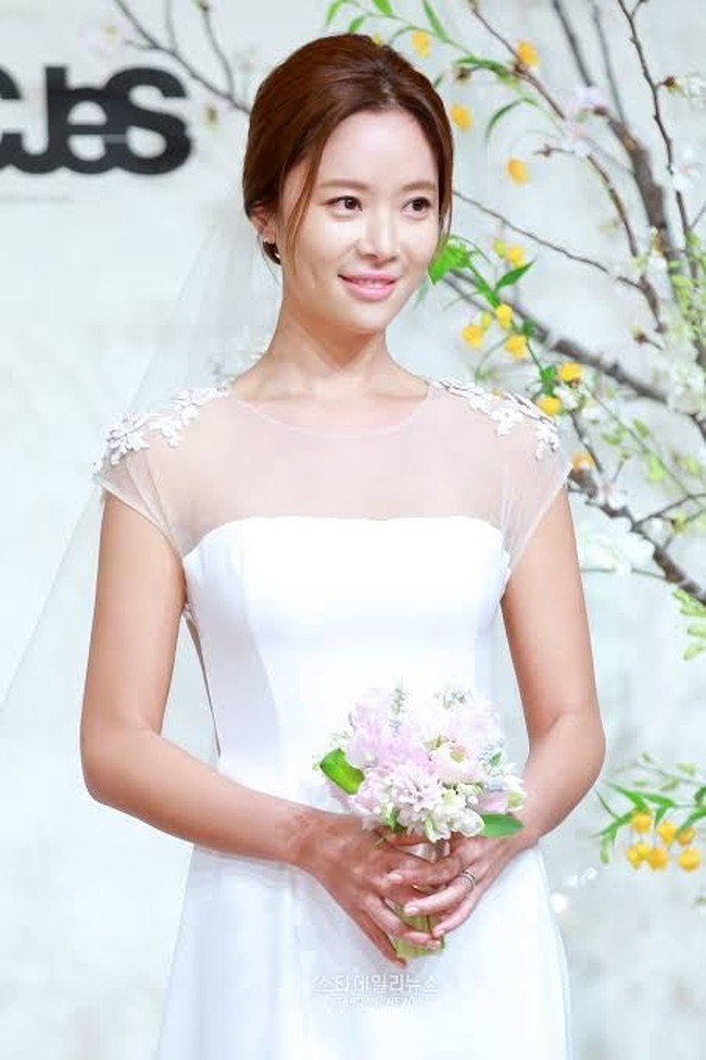 Beberapa penggemar kecewa karena ia melakukan operasi plastik dan menyebut Hwang Jung Eum lebih cantik sebelumnya. Sia-sia. Dia lebih cantik sebelumnya, komentar netizen. Dia merusak wajahnya yang cantik, tambah netizen lainnya.Foto: Instagram