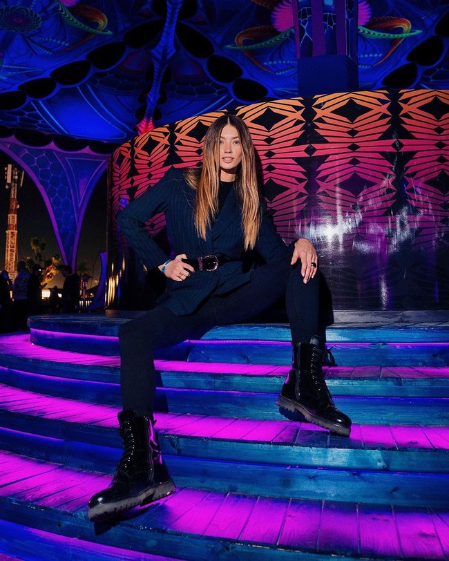 Tampaknya para tamu diminta untuk berpakaian yang menutup kulit. Model Lorena Rae juga kedapatan pakai busana lengan dan celana panjang. Ia tampak menerapkan blazer yang dipadukan belt di pinggang dan sepatu boots sehingga tampak edgy. Foto: Instagram