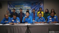 Sekjen DPP KNPI Addin Jauharudin, bersama pengurus DPP dan sejumlah mahasiswa menyampaikan pernyataan sikap terkait situasi perkembangan isu konflik muslim Uighur di Xianjiang China, saat jumpa pers di Jakarta.