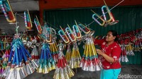 Para pedagang yang berasal dari Cikarang, Jawa Barat, tersebut juga menjual terompet sejak tahun 80an. Mereka juga menjual terompet ke pedagang eceran dengan harga berbeda.