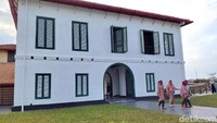 Tangsi Belanda pun kini menjadi salah satu bangunan cagar budaya yang menjadi destinasi wisata andalan di kawasan Siak, Riau.