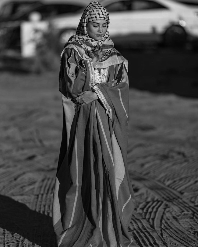 Influencer Rose Bertram juga dilaporkan menerima sponsor dari Arab Saudi. Dalam sebuah unggahan, ia pun memperlihatkan salah satu gayanya ketika berada di Arab. Ia terlihat pangling menggunakan kaftan dan penutup kepala. Foto: Instagram