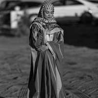 Influencer Rose Bertram juga dilaporkan menerima sponsor dari Arab Saudi. Dalam sebuah unggahan, ia pun memperlihatkan salah satu gayanya ketika berada di Arab. Ia terlihat pangling menggunakan kaftan dan penutup kepala. Foto: Instagram