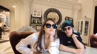 Sama-sama aktif menjadi YouTuber, Atta Halilintar dan Aurel Hermansyah memang berteman baik sejak dulu. Kedua penggemarnya berharap bahwa Atta dan Aurel bisa menjadi sepasang kekasih. Foto: YouTube/Instagram