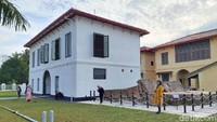 Bangunan dengan gaya arsitektur kolonial Belanda ini memiliki berbagai bangunan yang berfungsi sebagai penjara, asrama, kantor, gudang senjata dan logistik.