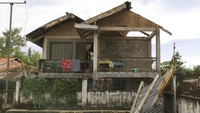 Selain merusak rumah dan menumbangkan tiang listrik juga pepohonan, bandara di kota Kalibo di Aklan, yang melayani penerbangan menuju Boracay juga rusak parah. Kerusakan juga terjadi di area yang berjarak 100 meter dari bandara. AP Photo.